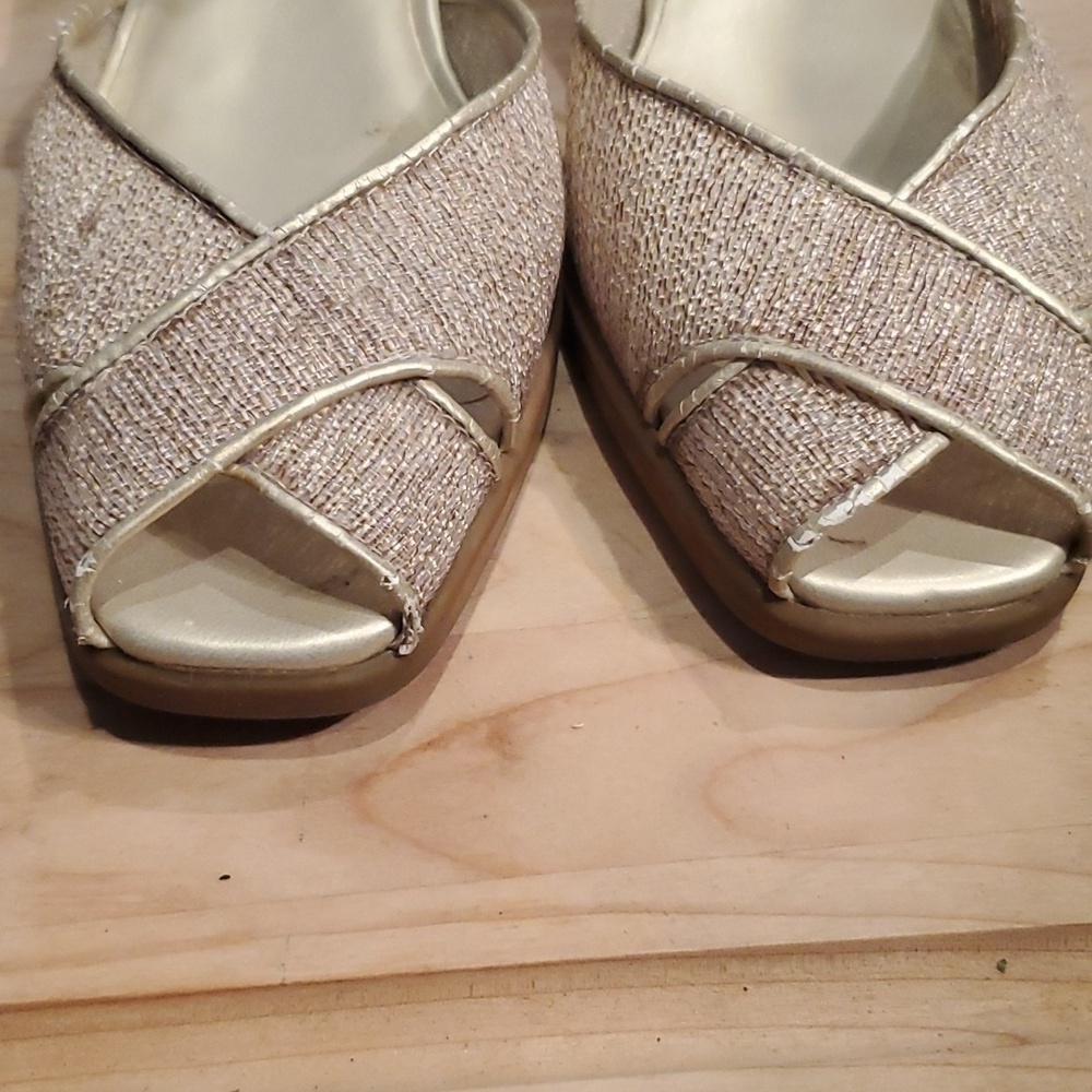 ๐๐
LOVED UP STRAP SANDALS - Picture 3 of 8